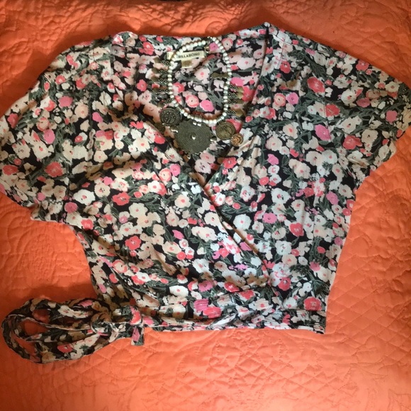Billabong floral crop top! - Picture 1 of 2